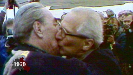 Bruderkuss zwischen Breschnew und Honecker